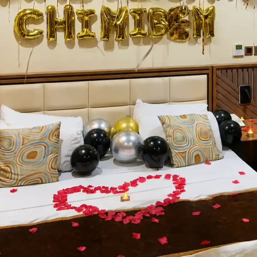 Romantic Anniversary Room Decoration — photo 2